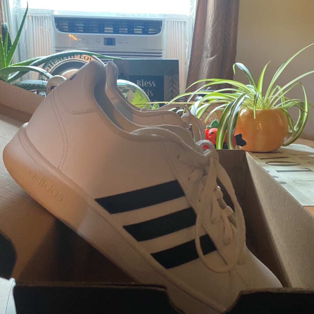 Size 7 womens or a size 5 in kids. Worn only once, like new with box.